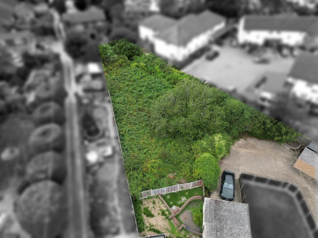 *SUBSTANTIAL PLOT WITH SEPARATE ACCESS* Thundersley