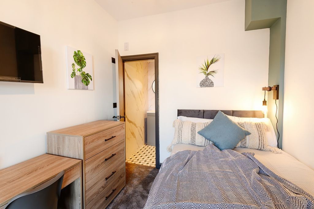 Room 3, 188 Stockport Road East