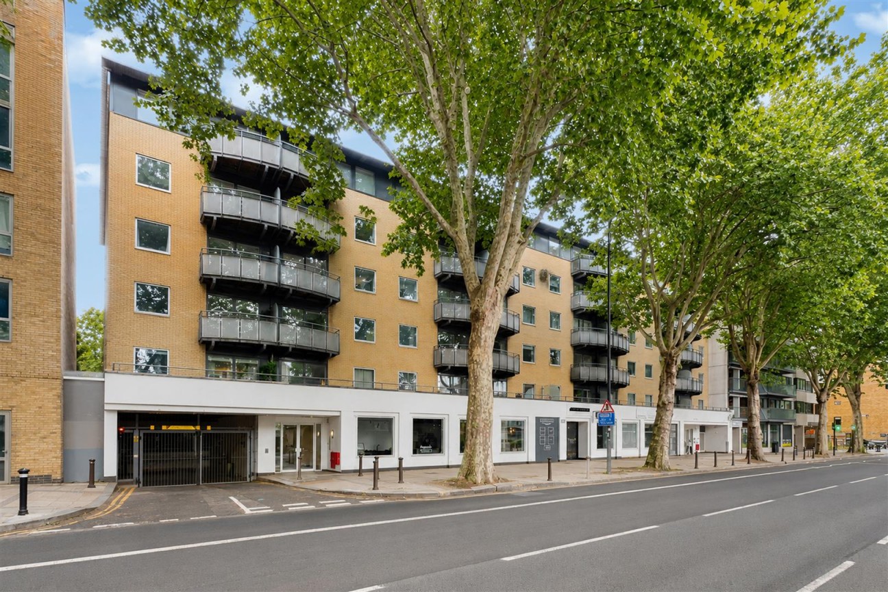Chiswick High Road, Chiswick, W4