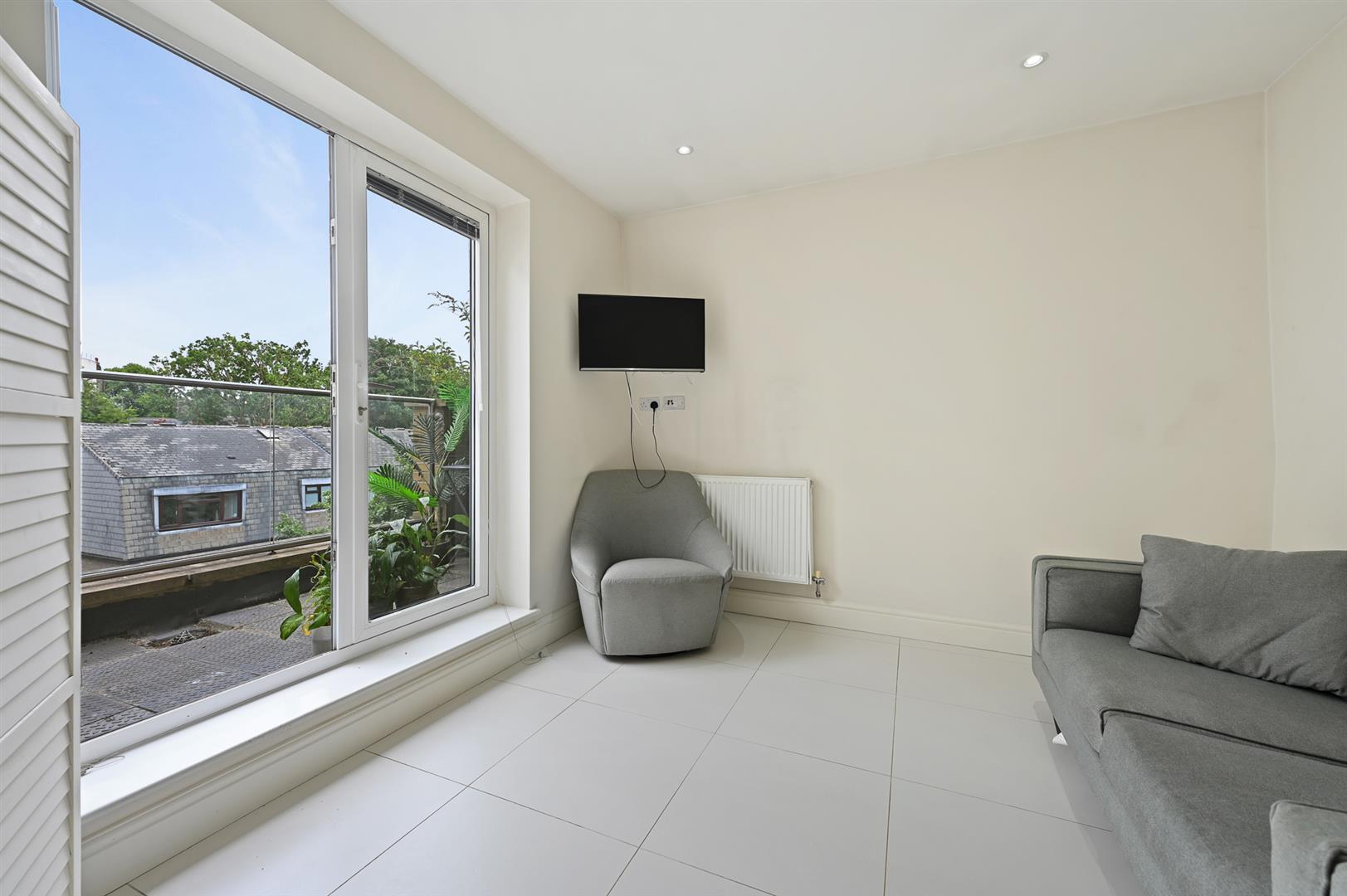 Chiswick High Road, Chiswick, W4
