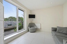 Chiswick High Road, Chiswick, W4