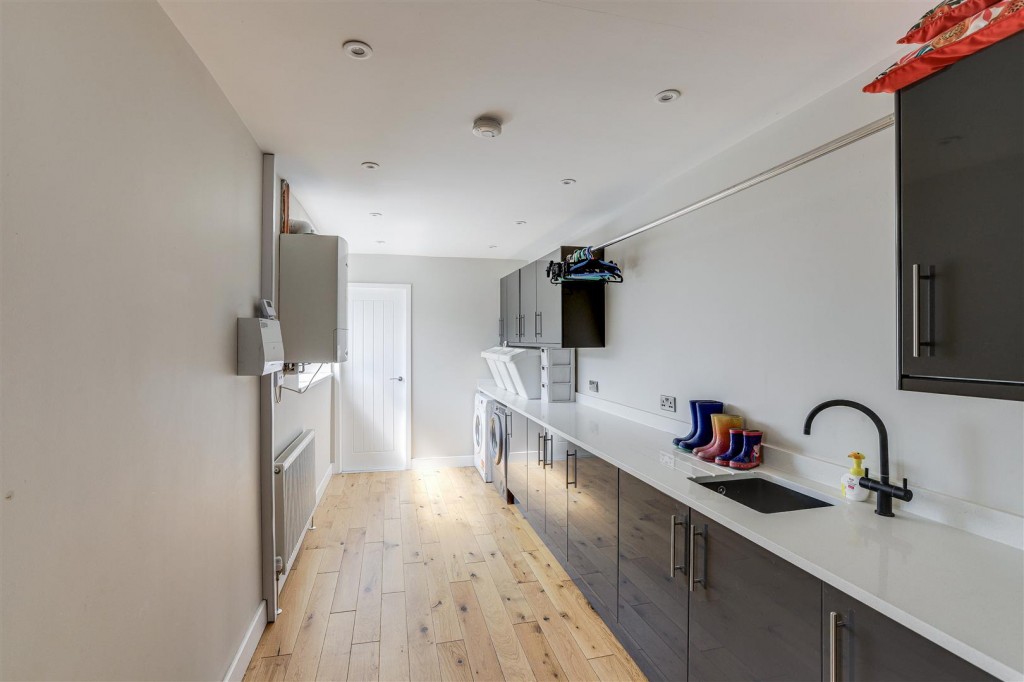 Kempton Drive, Arnold, Nottinghamshire, NG5 8EU
