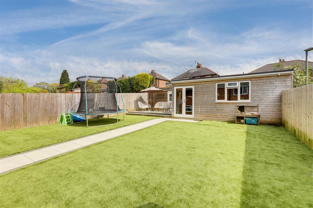 Kempton Drive, Arnold, Nottinghamshire, NG5 8EU