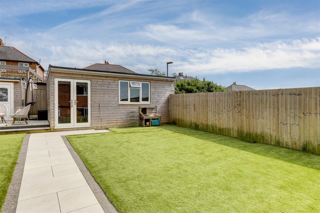 Kempton Drive, Arnold, Nottinghamshire, NG5 8EU