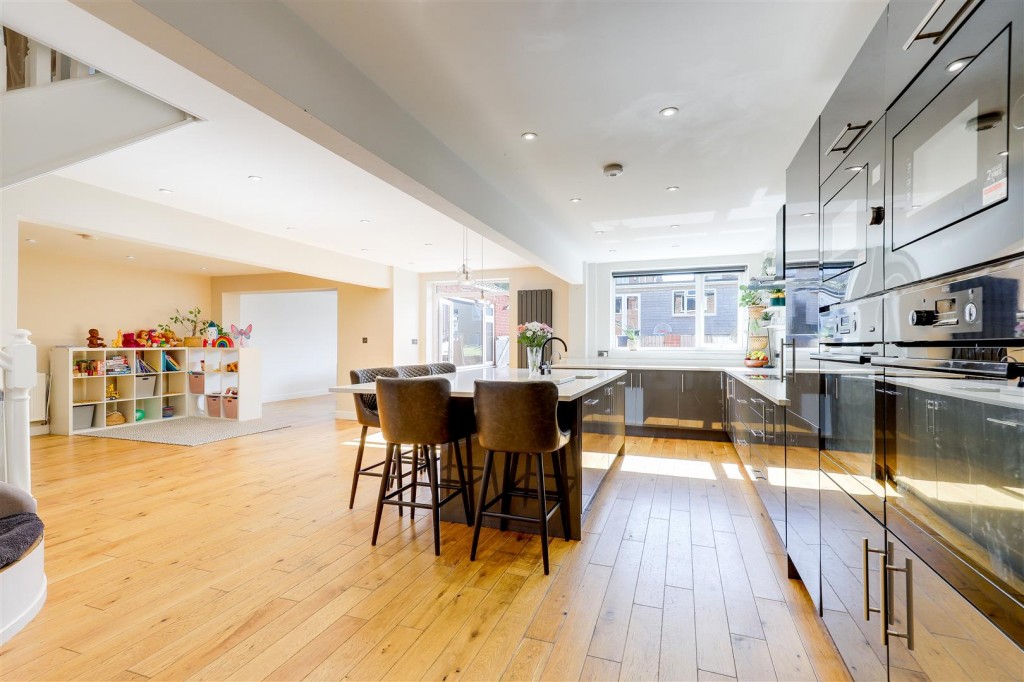 Kempton Drive, Arnold, Nottinghamshire, NG5 8EU