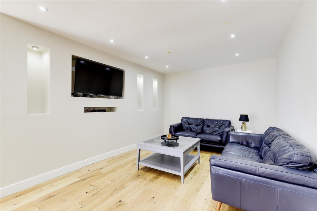 Kempton Drive, Arnold, Nottinghamshire, NG5 8EU