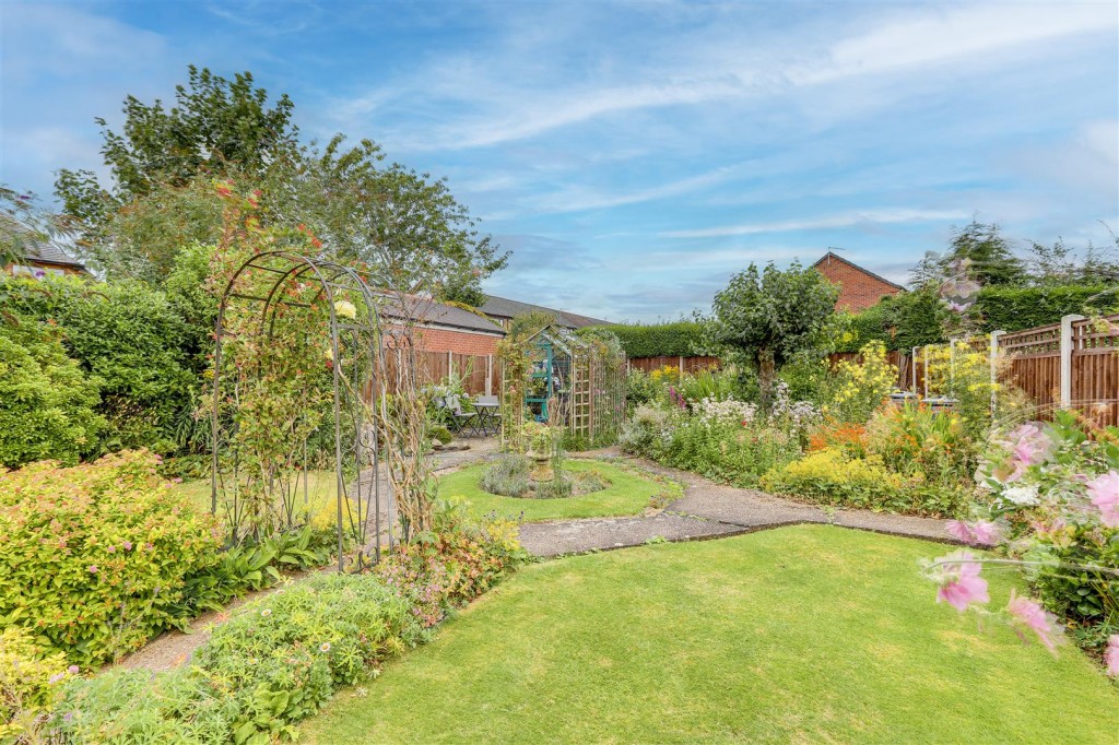Valmont Road, Bramcote, Nottinghamshire, NG9 3JL