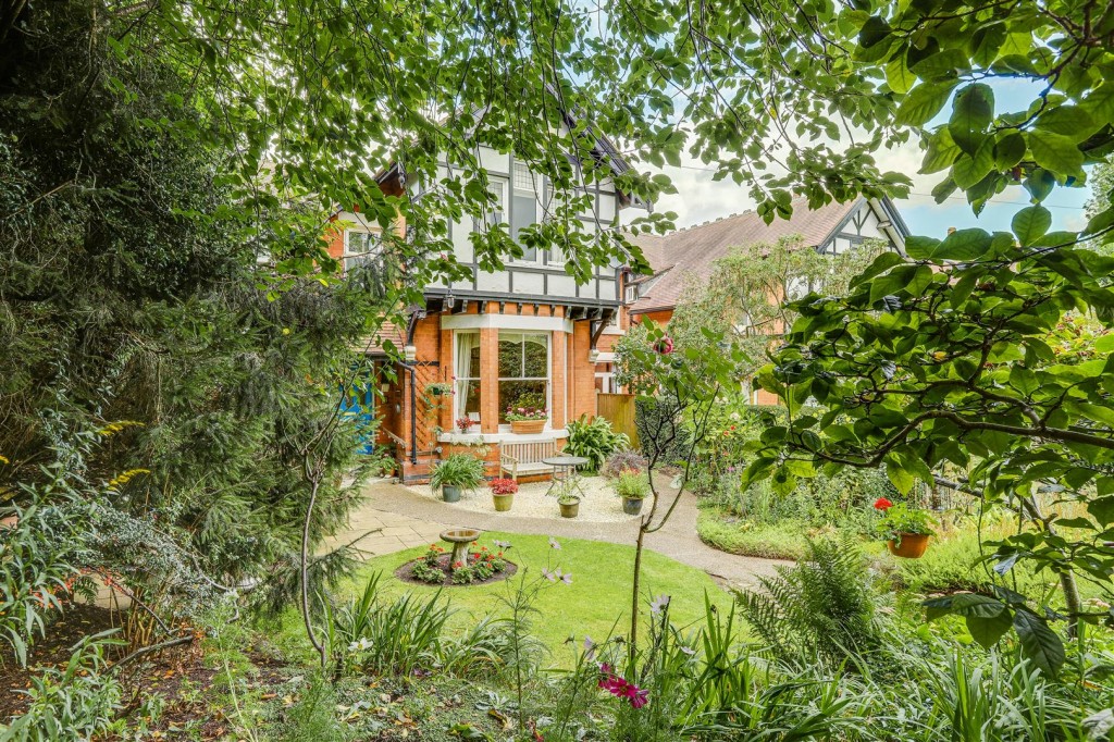 Langtry Grove, New Basford, Nottinghamshire, NG7 7AX