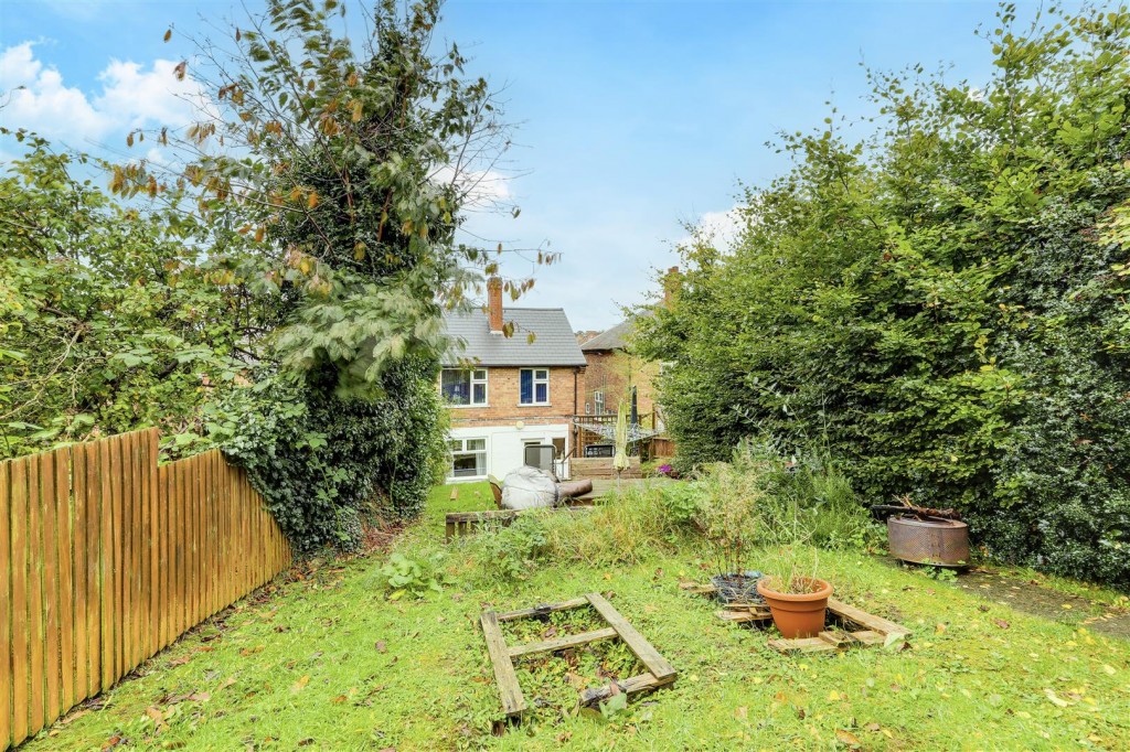 Calverton Road, Arnold, Nottinghamshire, NG5 8FS