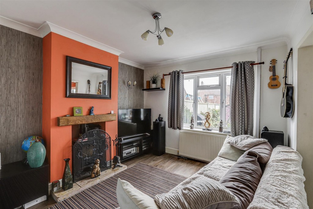 Knoll Avenue, Hucknall, Nottinghamshire, NG15 6JE