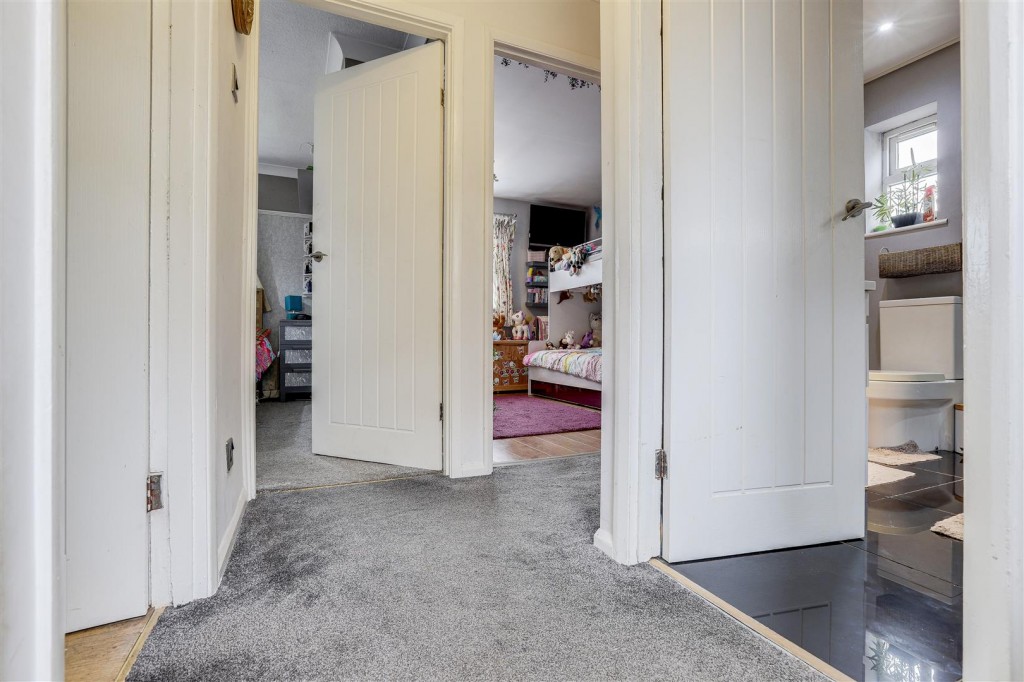 Knoll Avenue, Hucknall, Nottinghamshire, NG15 6JE