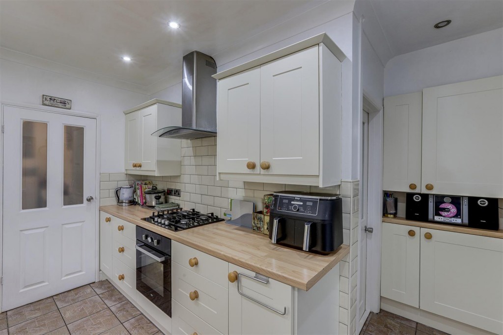Knoll Avenue, Hucknall, Nottinghamshire, NG15 6JE