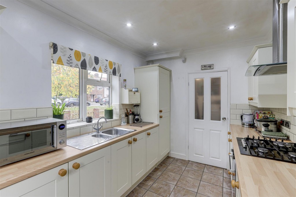 Knoll Avenue, Hucknall, Nottinghamshire, NG15 6JE