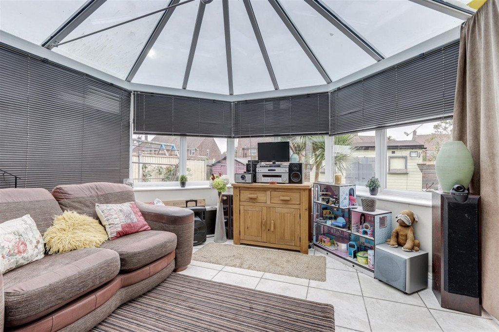 Knoll Avenue, Hucknall, Nottinghamshire, NG15 6JE