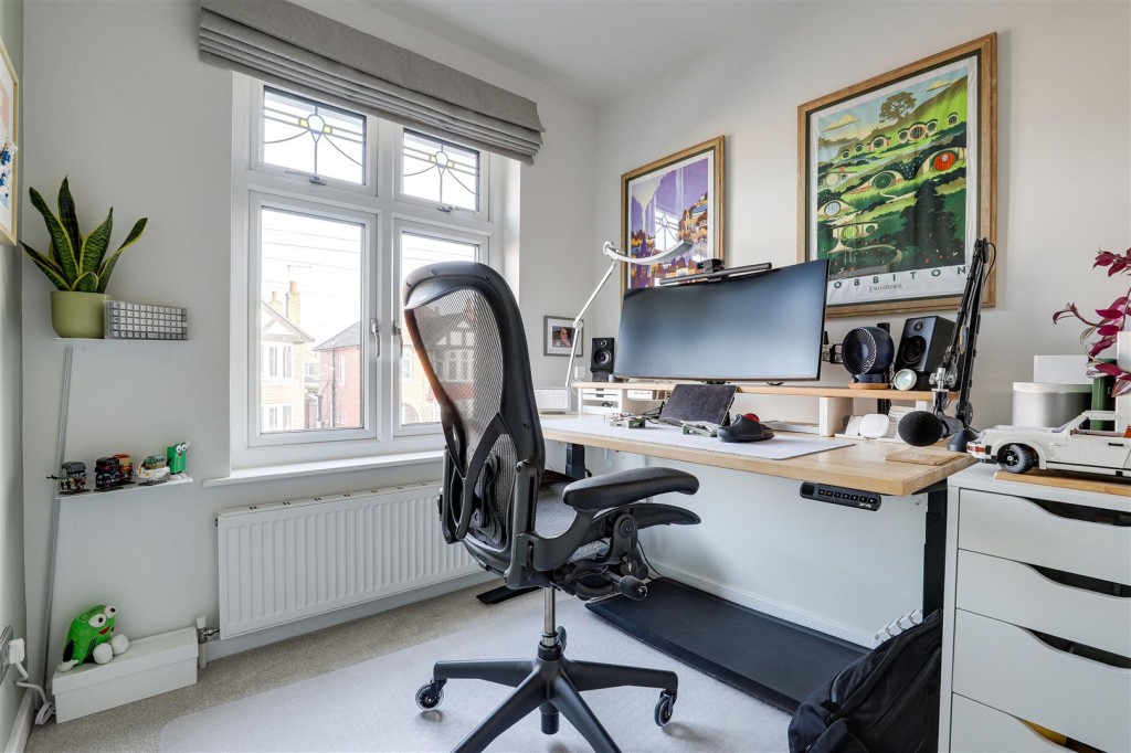 Lamorna Grove, Wilford, Nottinghamshire, NG11 7BS