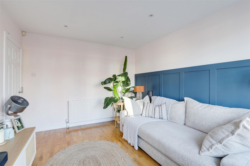 Lamorna Grove, Wilford, Nottinghamshire, NG11 7BS