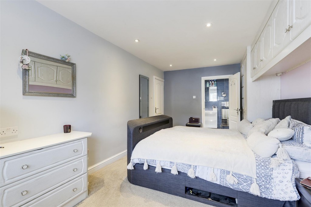 Linden Grove, Gedling, Nottinghamshire, NG4 2QU