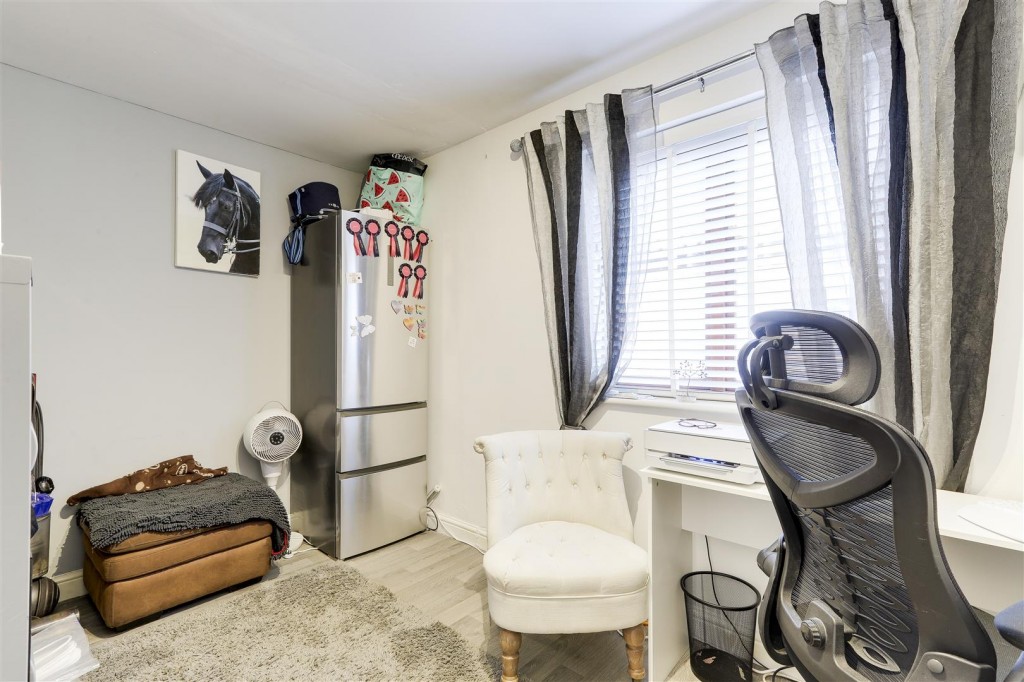 Linden Grove, Gedling, Nottinghamshire, NG4 2QU