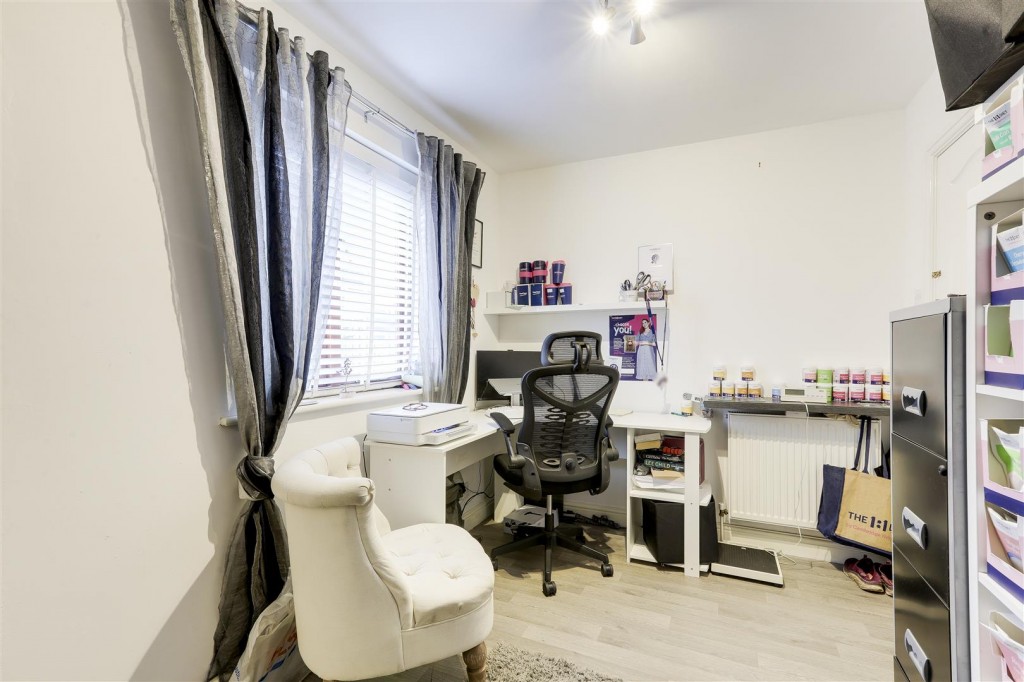Linden Grove, Gedling, Nottinghamshire, NG4 2QU