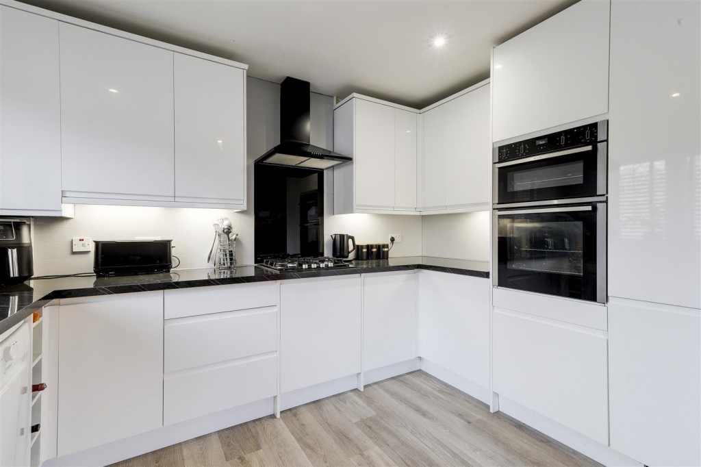Linden Grove, Gedling, Nottinghamshire, NG4 2QU