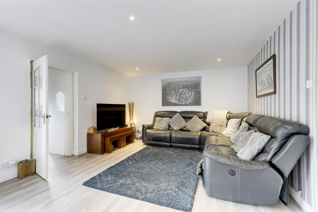 Linden Grove, Gedling, Nottinghamshire, NG4 2QU