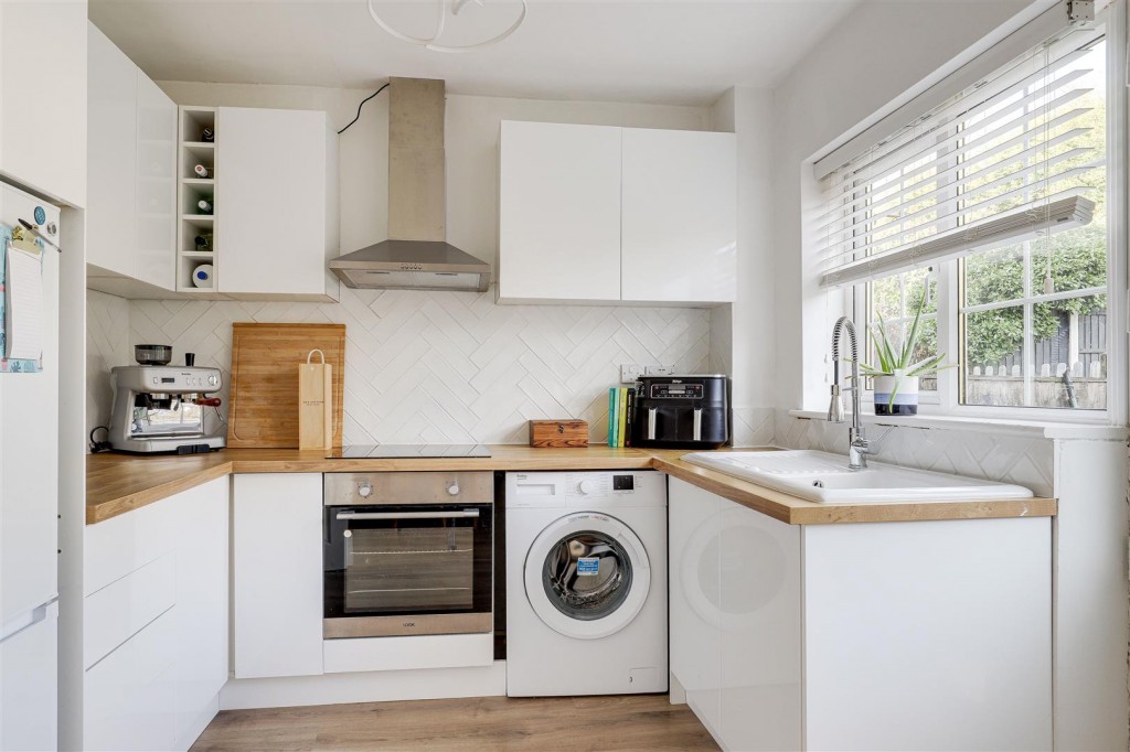 Featherstone Close, Gedling, Nottinghamshire, NG4 4JA