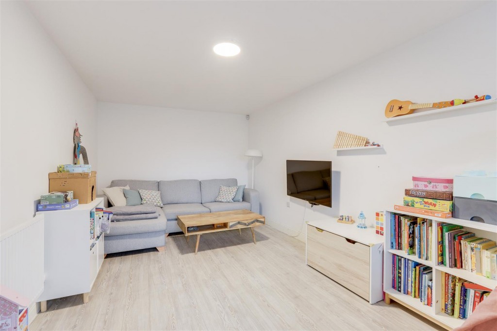 Autumn Way, Beeston, Nottinghamshire, NG9 2JW