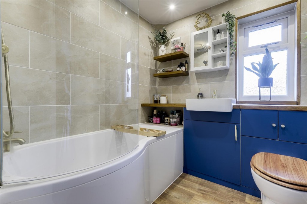 Lawton Drive, Nottingham, Nottinghamshire, NG6 8BL