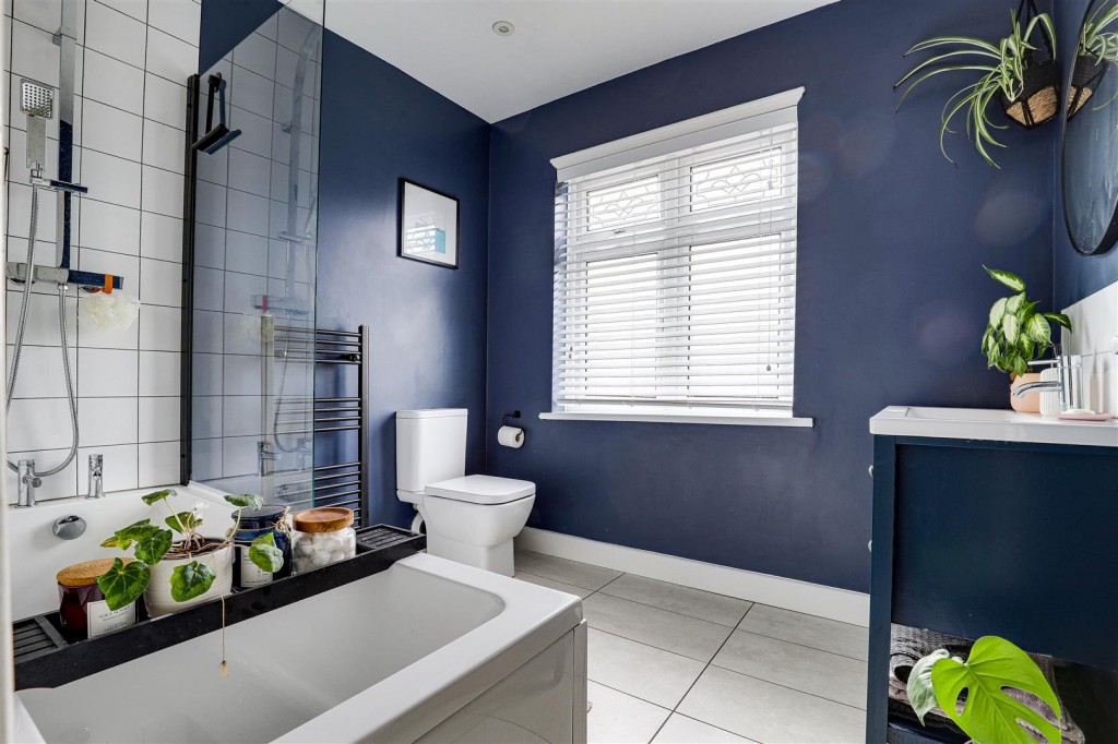 Waverley Avenue, Gedling, Nottinghamshire, NG4 3HH