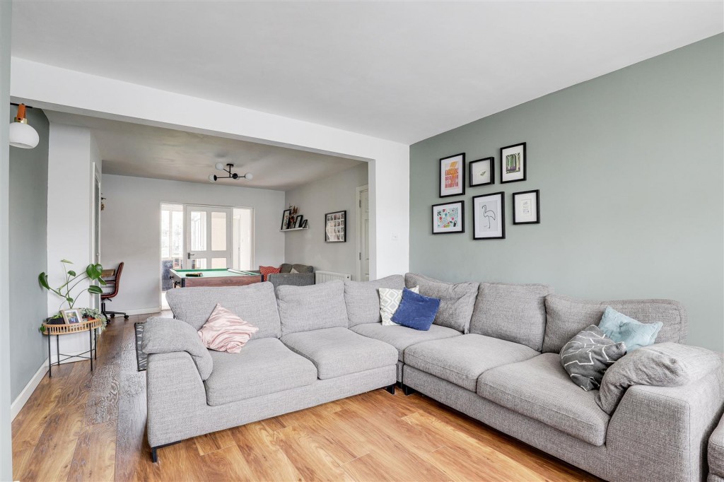 Waverley Avenue, Gedling, Nottinghamshire, NG4 3HH