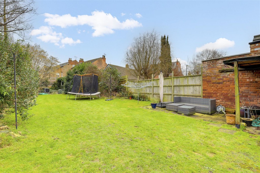 Waverley Avenue, Gedling, Nottinghamshire, NG4 3HH