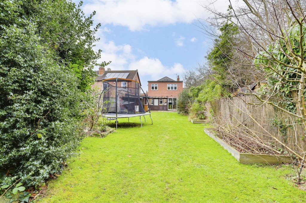 Waverley Avenue, Gedling, Nottinghamshire, NG4 3HH