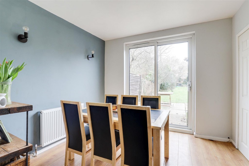 Waverley Avenue, Gedling, Nottinghamshire, NG4 3HH