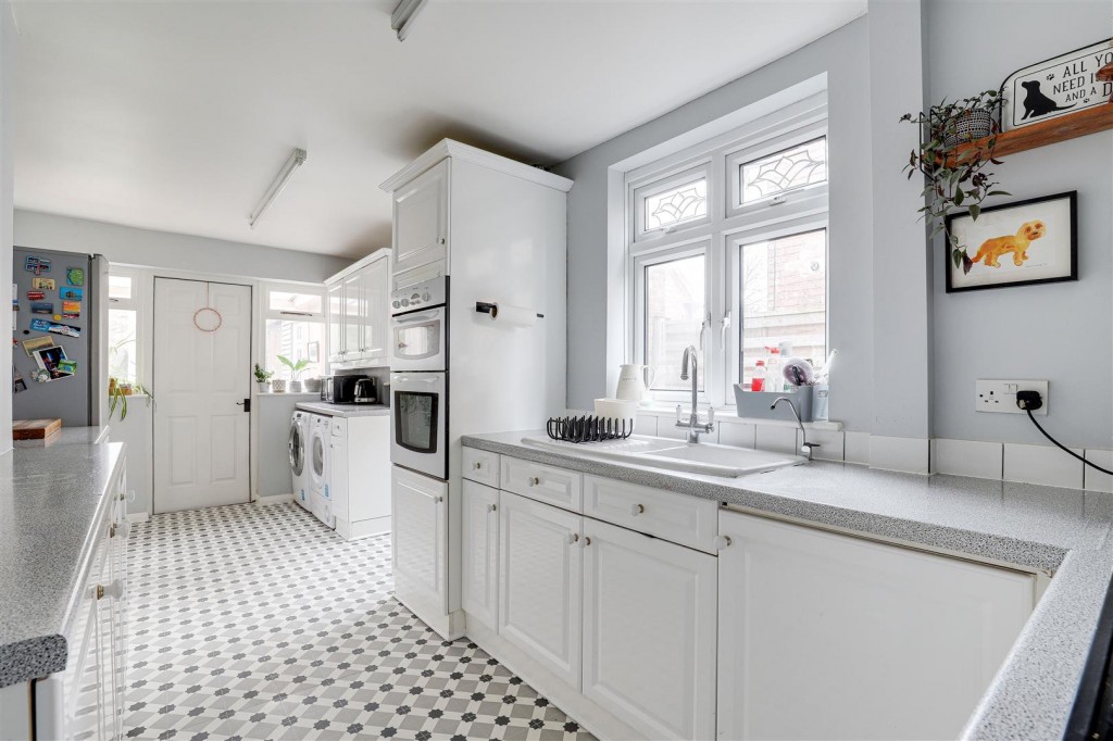 Waverley Avenue, Gedling, Nottinghamshire, NG4 3HH