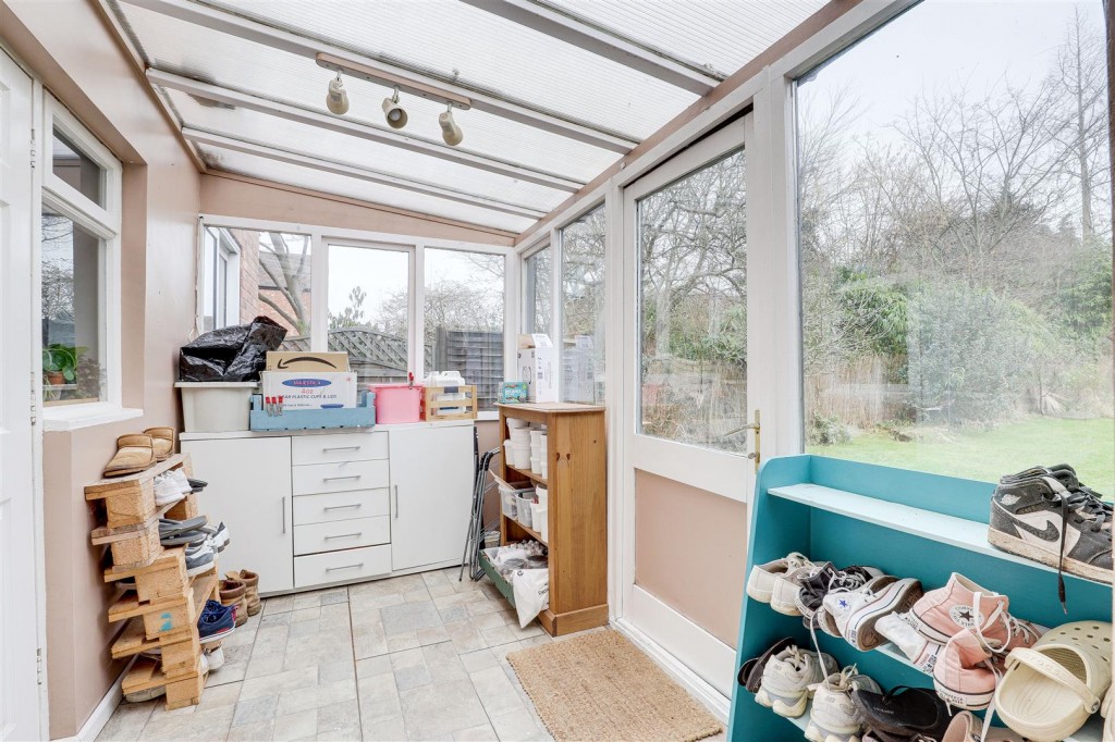 Waverley Avenue, Gedling, Nottinghamshire, NG4 3HH