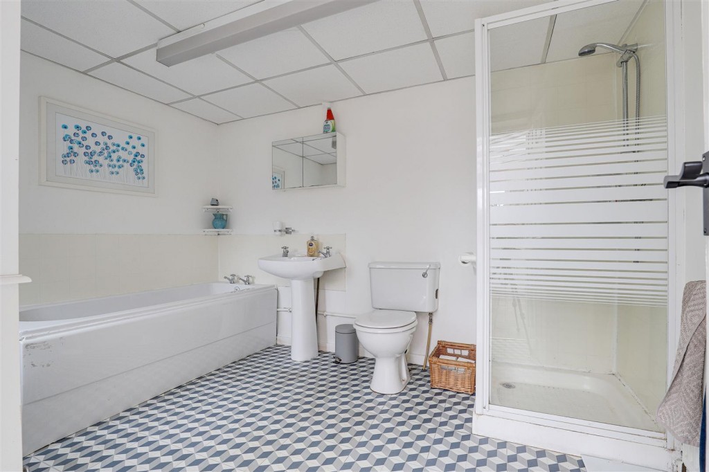 Waverley Avenue, Gedling, Nottinghamshire, NG4 3HH