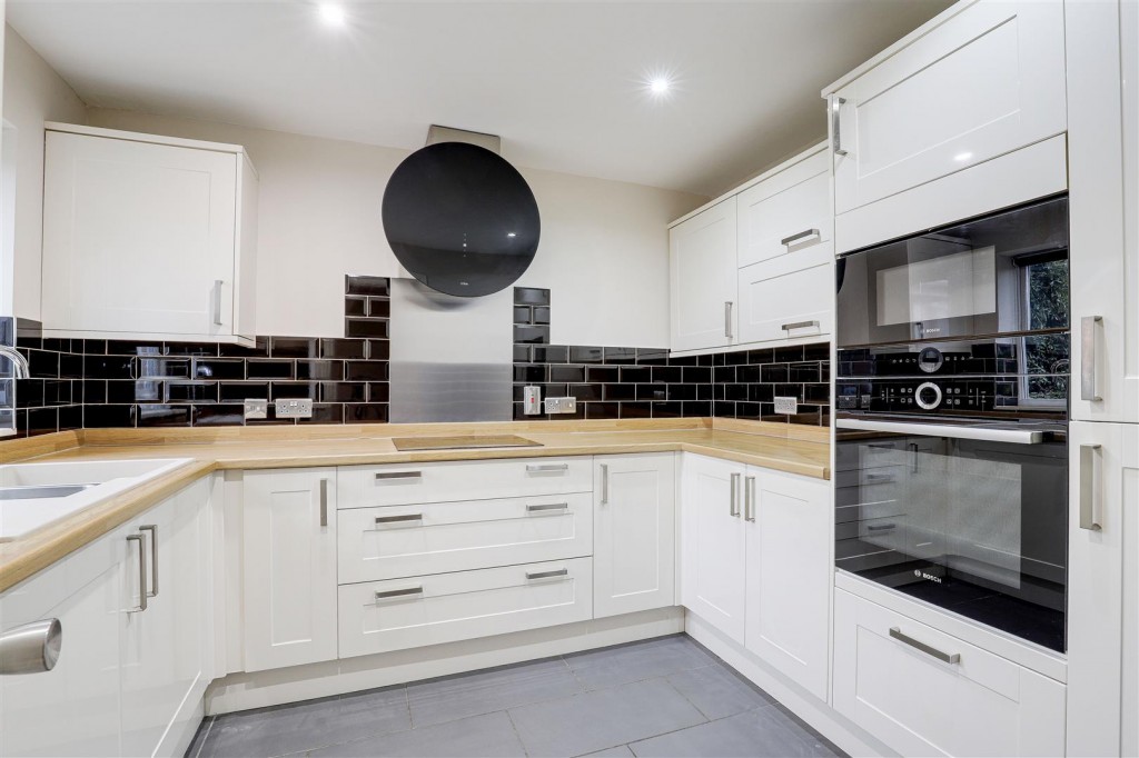 Regents Park Close, West Bridgford, Nottinghamshire, NG2 7ES