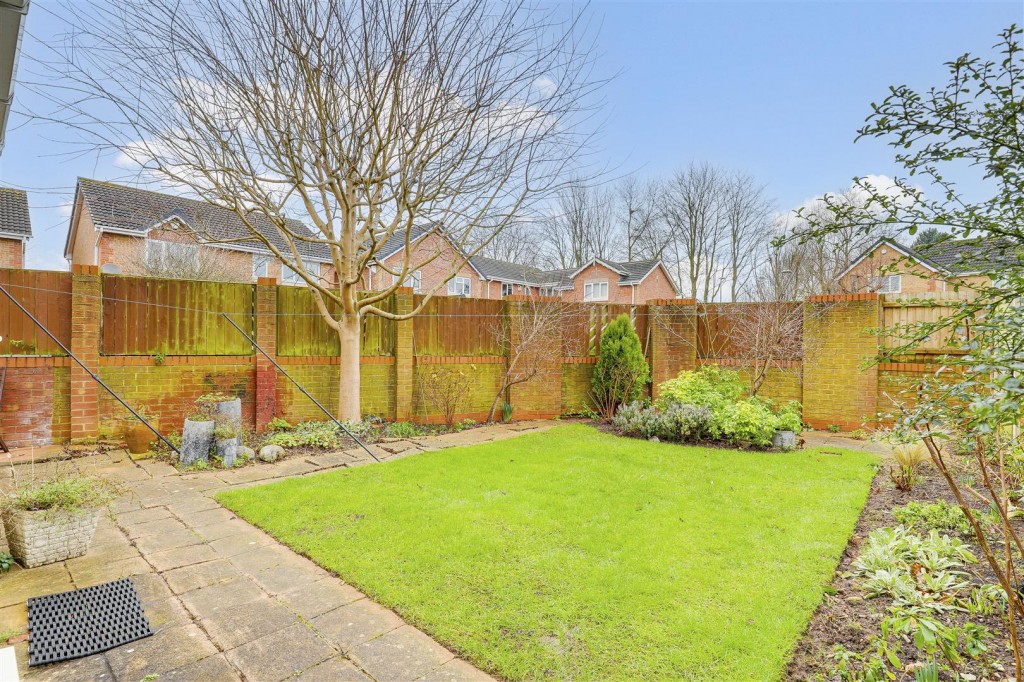 Regents Park Close, West Bridgford, Nottinghamshire, NG2 7ES