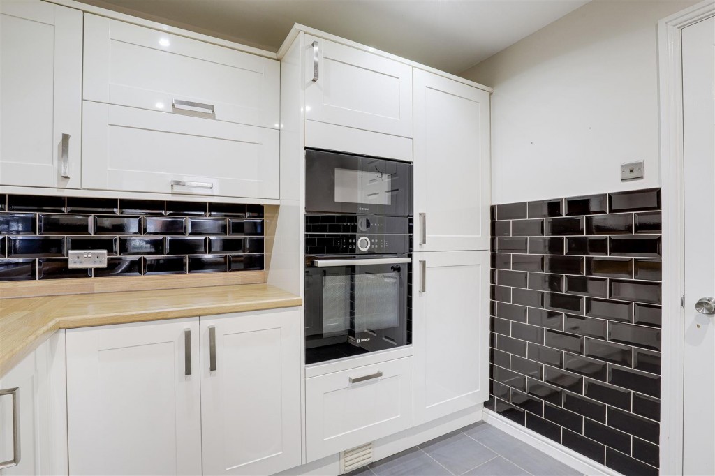 Regents Park Close, West Bridgford, Nottinghamshire, NG2 7ES