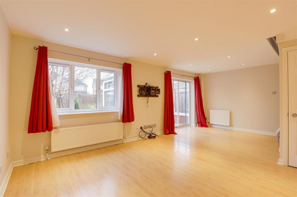 Regents Park Close, West Bridgford, Nottinghamshire, NG2 7ES