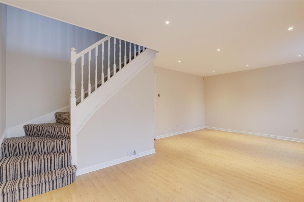 Regents Park Close, West Bridgford, Nottinghamshire, NG2 7ES