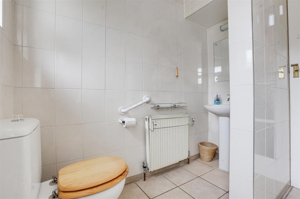 Bradbourne Avenue, Wilford, Nottinghamshire, NG11 7BL