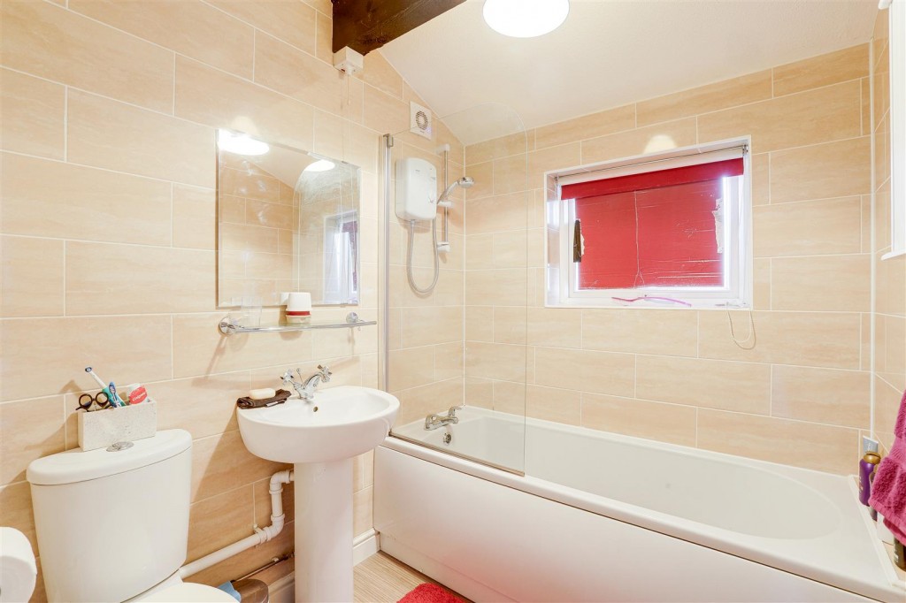Kensington Gardens, Carlton, Nottinghamshire, NG4 1EA