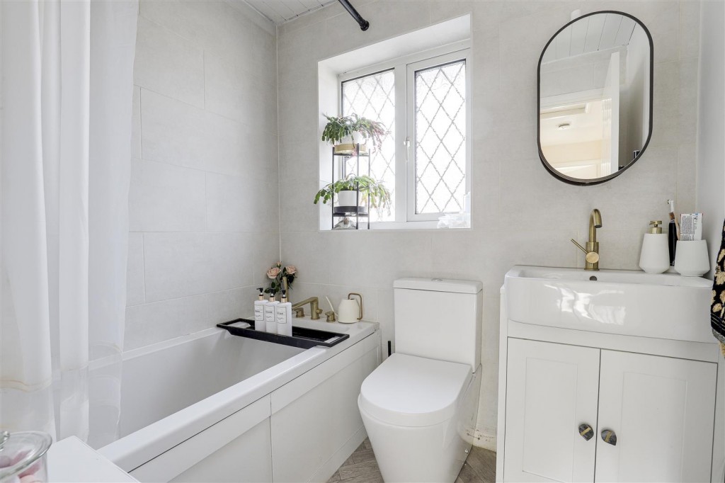 Robbie Burns Road, Arnold, Nottinghamshire, NG5 5UB