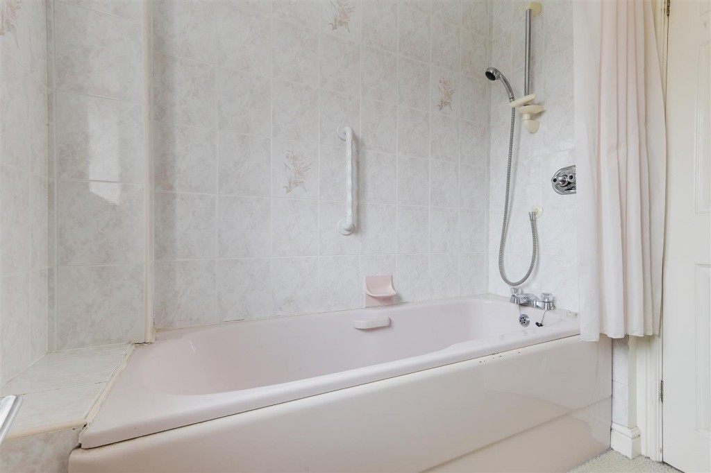 Deer Park Drive, Arnold, Nottinghamshire, NG5 8SA