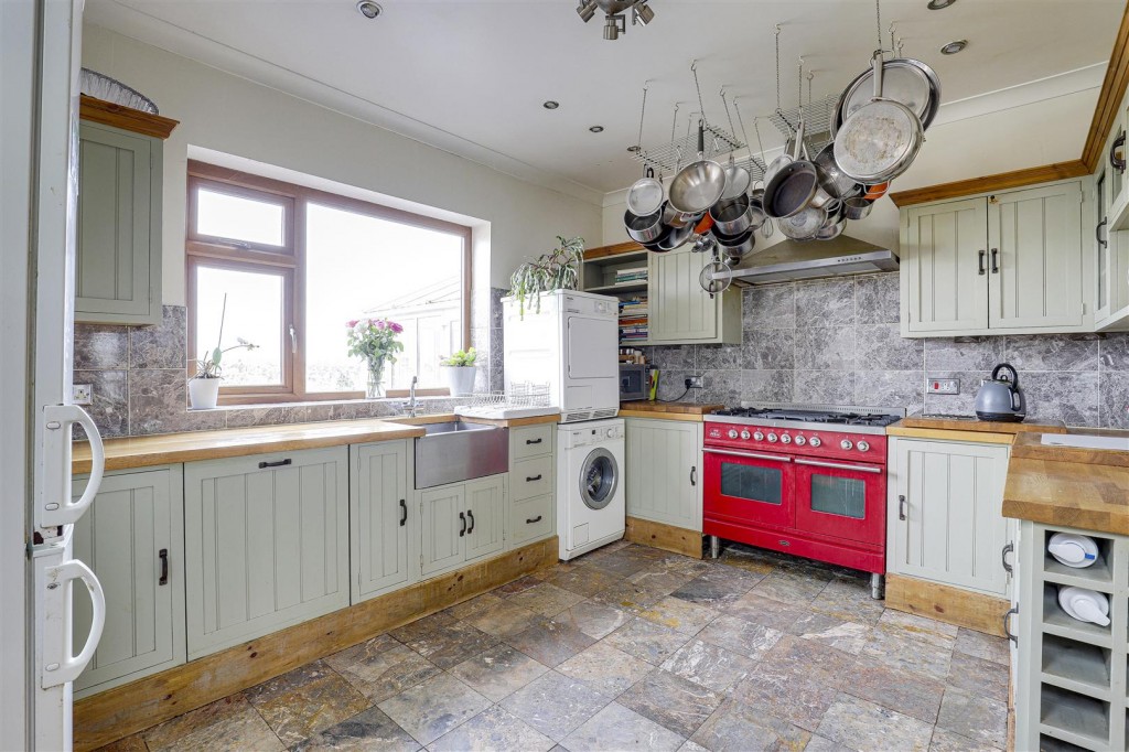 Hillview Road, Carlton, Nottinghamshire, NG4 1LD