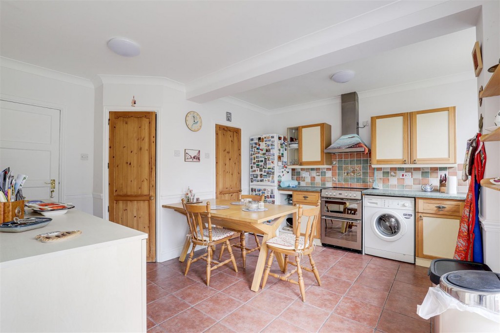 Russell Crescent, Wollaton, Nottinghamshire, NG8 2BQ
