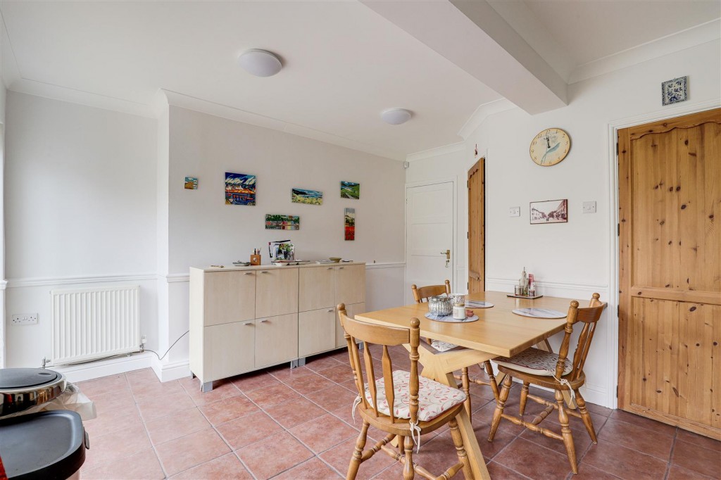 Russell Crescent, Wollaton, Nottinghamshire, NG8 2BQ