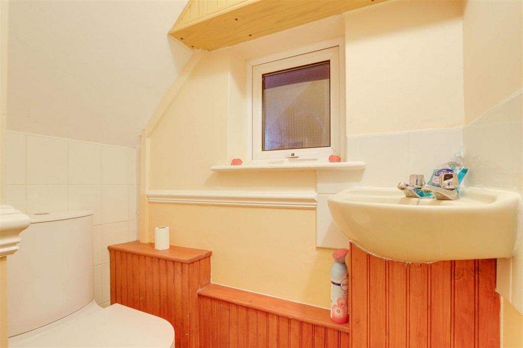 Russell Crescent, Wollaton, Nottinghamshire, NG8 2BQ