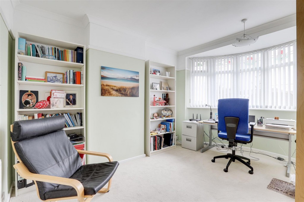 Russell Crescent, Wollaton, Nottinghamshire, NG8 2BQ